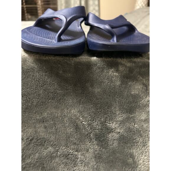 OOFOS navy flip flops, men’s 9, women’s 11 - Picture 3 of 10